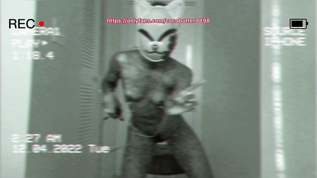 Kitty kız meme ucu kelepçeleri takıyor ve çıldırıyor