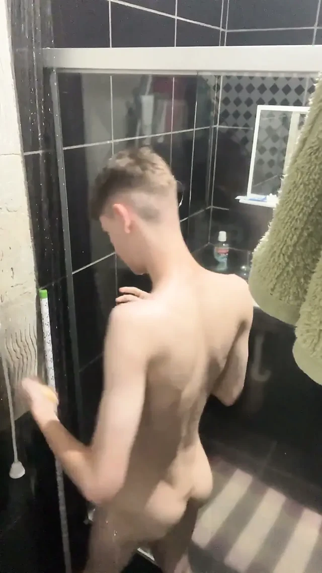 Sıska twink duş alıyor ve tamamen çıplak vücudunu gösteriyor