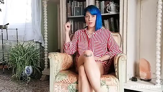 Sıcak dövmeli İspanyol kız en iyi kendini gösterir