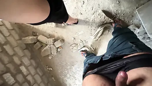 Sevimli kızla inşaat binasının altında açık havada seks, sıkı amcık seksi