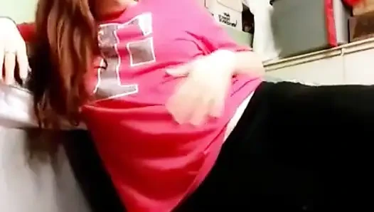 Kadın ayak fetişistikçinin ayak tırnağı zemin emiyor mastürbasyon