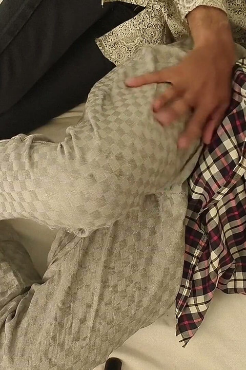 Üvey erkek kardeş bakire amcığıma dokunmaya cesaret etti! Taytlı amcığımın konturlarını takip ediyor
