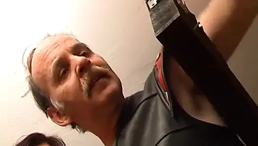 Bağlı olgun orta yaşlı seksi kadın büyük götünü kullanıyor