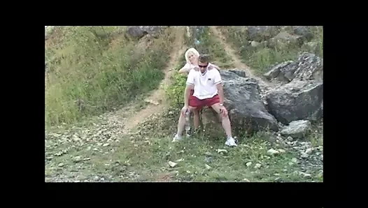 Benim üvey kardeşim açık havada fuck seviyor!