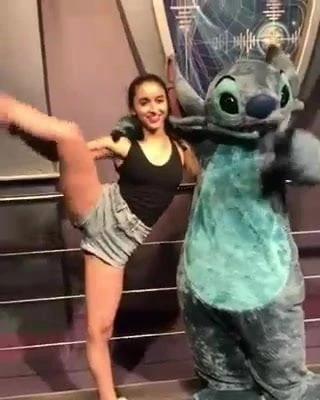 Chica abierta de piernas 3