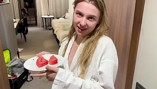 Büyük yaraklı bir kurye jucie porno aktrisini sikiyor ve amına boşalıyor