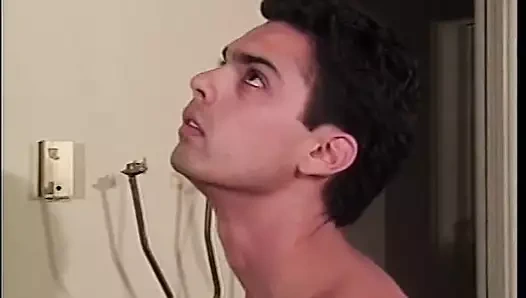 Biseksüel erkek çift içeride büyük göğüslü esmerle üçlü seks yapıyor