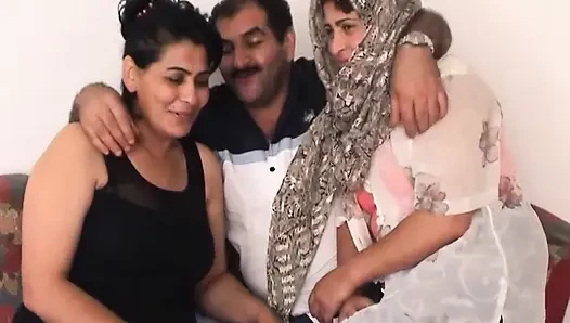 Sahin K'nin iki Türk ev hanımıyla üçlü seks