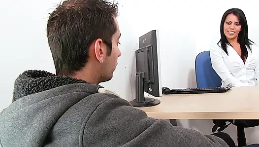Çoraplı dövmeli orta yaşlı seksi kadın ofiste sikiliyor