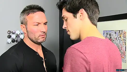 Neden evde yarakla dışarı çıkıyor?