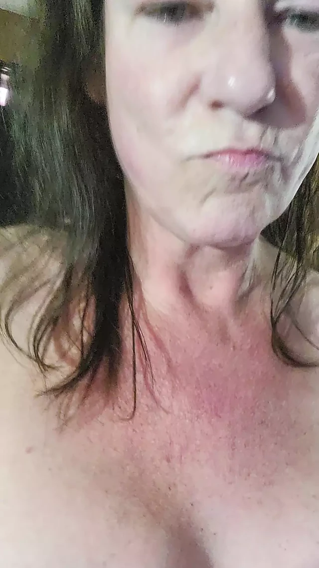 Amatör orta yaşlı seksi kadın ham göt oyunu ve çoklu orgazm için çifte penetrasyon