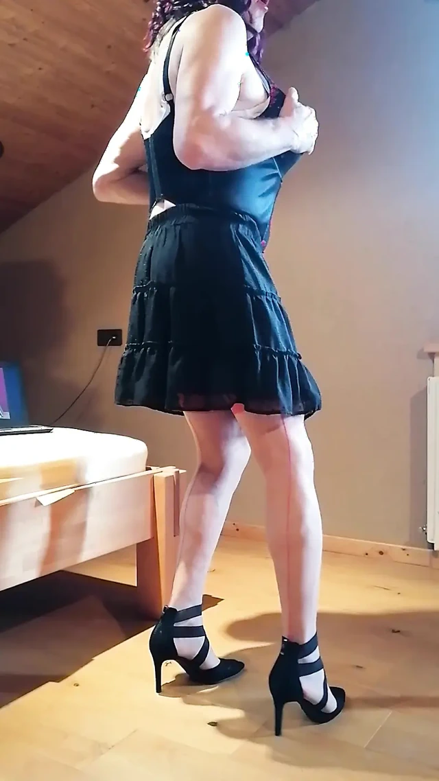 Azgın iç çamaşırlı soyunuyor ve sikişiyor