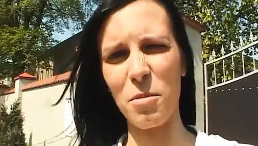 Esmer güzel bakış açısıyla sakso çekmeden önce mastürbasyon yapıyor