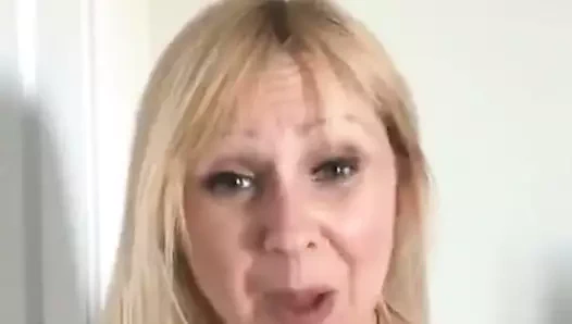 Sıcak sarışın milf ile büyük memeler