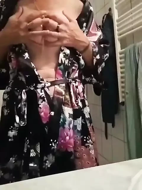 Orta yaşlı seksi kadın kimono
