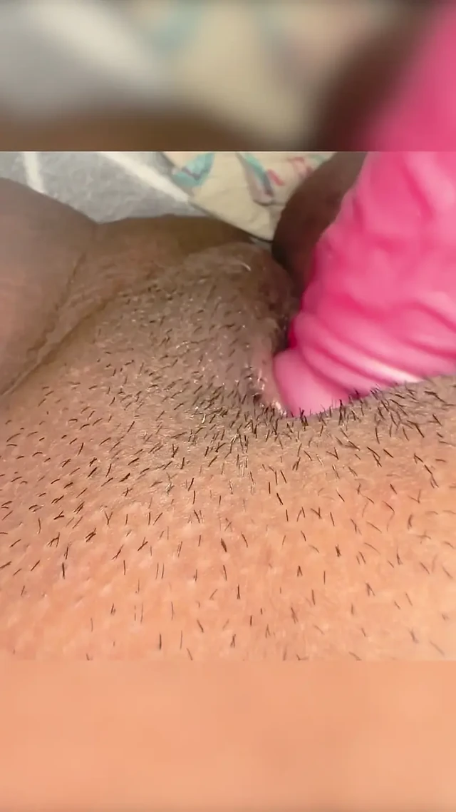 Mastürbasyon yaparken inen genç kadın