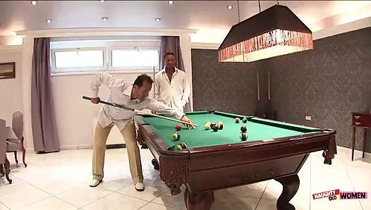 Racy sarışın bilardo oyununu kaybediyor ve iki arkadaşı tarafından sikiliyor