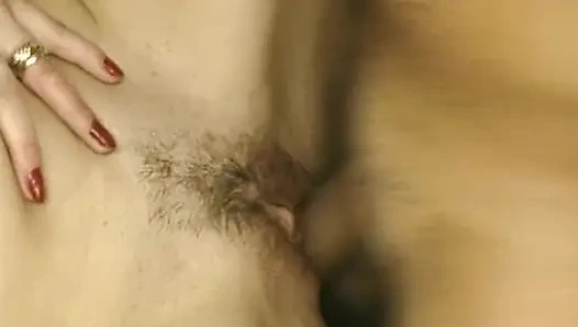 Ateşli sarışın Alman sürtükler klasik dörtlü sekste büyük yarakları paylaşıyor