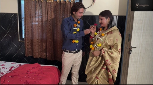 Yeni evli gelinle evlendikten sonra, koca onu eve getirdi ve düğün gecesi onunla seks yaptı.