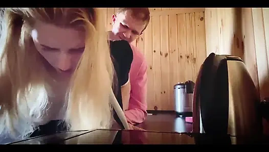 Büyük götlü seksi hizmetçi temizlik yaparken sikiliyor