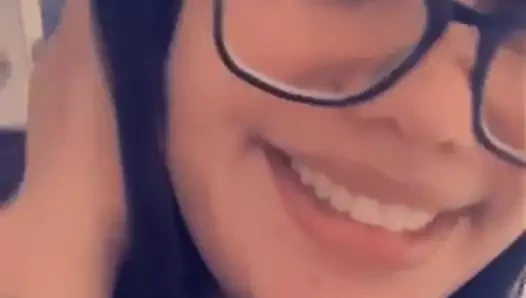 Griselle kamera için güzel görünüyor