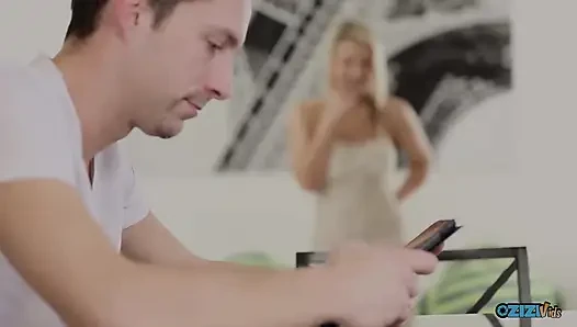 Bu sevimli sarışın, cloud nine'deymiş gibi hissettiren erkekleri öpmeyi seviyor