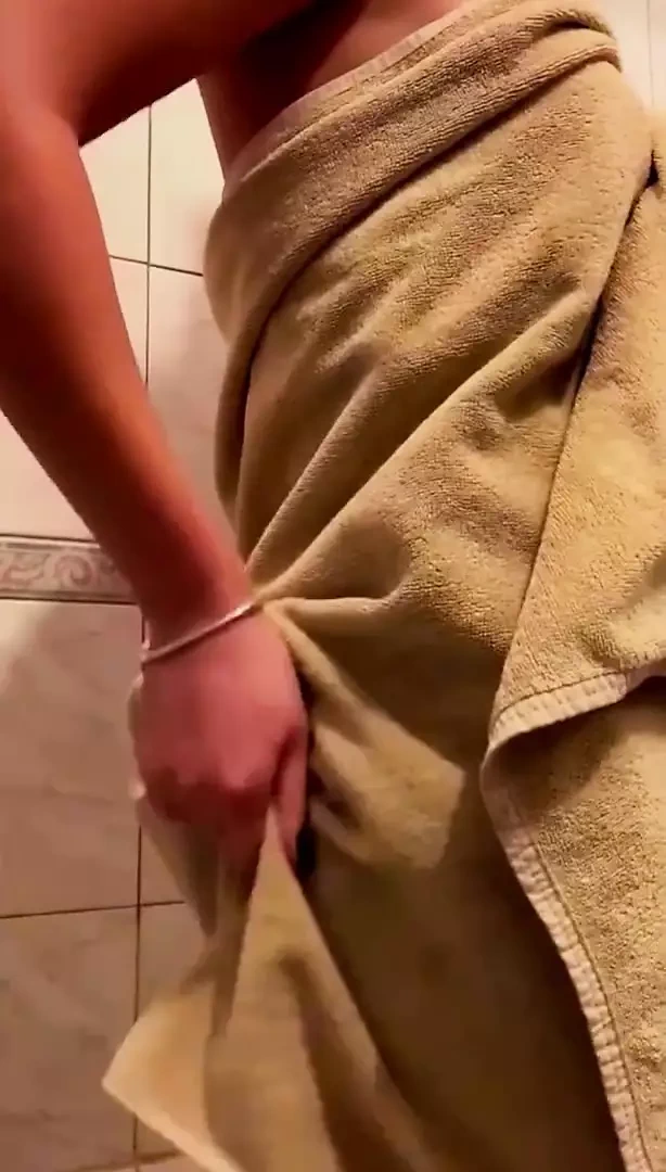 Bir partide duşta kocasını aldattı