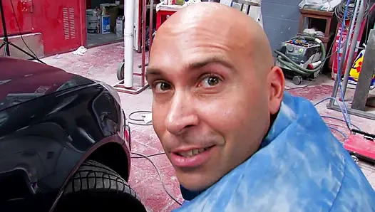 İki muhteşem hatun bir oto tamircisi tarafından sikiliyor