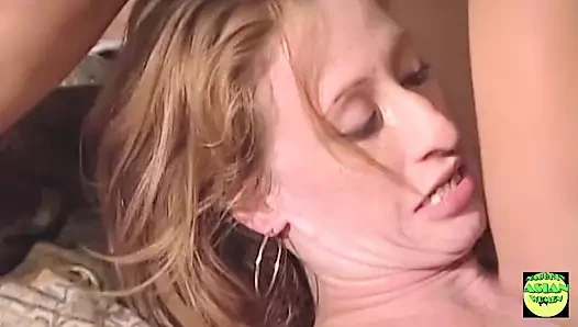 bir sarışın heyecan verici bir üçlü sekste erkeğini muhteşem bir Asyalıyla paylaşıyor