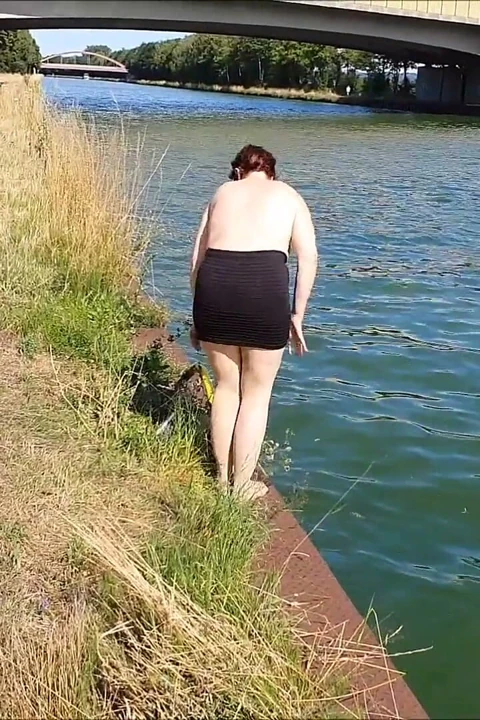 Kanal Boyunca Üstü Çıplak Yürü