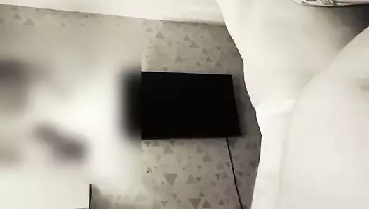 Edepsizce konuşan İngiliz sürtük büyük boşalmaya hazır götünü açıyor