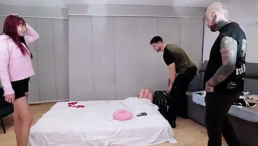 Güzel kızıl saçlı, kayınbiraderi ve kocasıyla büyük bir üçlü ilişki yaşıyor, ta ki tüm sütünü çıkarana kadar