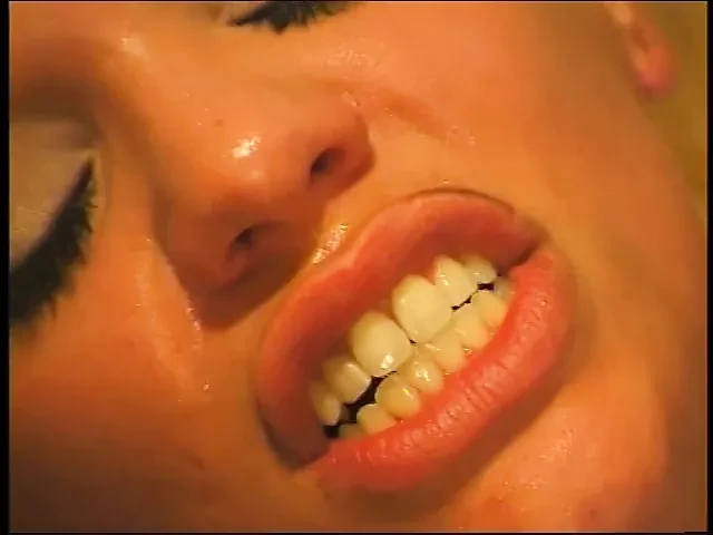 Asılı damızlık gets onun horoz tapılan tarafından yaramaz sarışın civciv