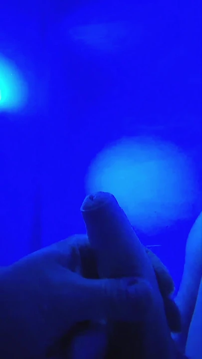 Havuzda su altında mastürbasyon yapıyor ve boşalıyor