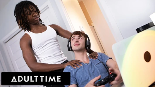 ADULT TIME - oyuncu Ryan Jacobs ve oda arkadaşı Jade Desire omuz masajsını mastürbasyon seansına dönüştürüyor