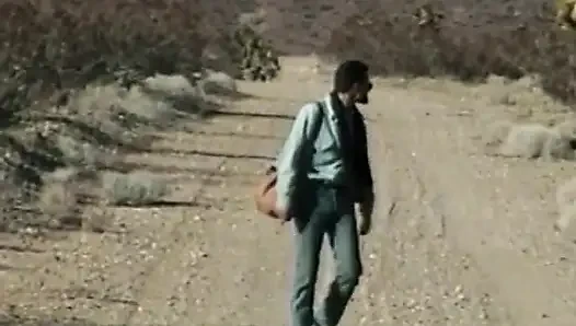 Белый хуй трахает возбужденную чернокожую сучку