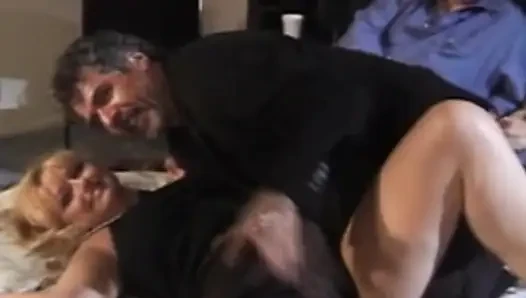 Kocası seksi karısını paylaşıyor