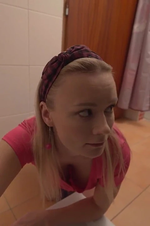 Fake hostel - büyük memeli sarışın Lily Joy bir pansiyonda olabilecek en iyi hizmetçi