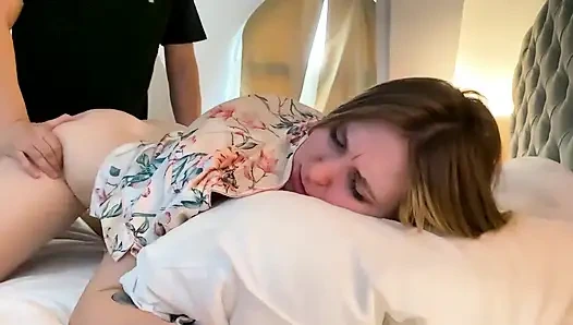 Partiden sonra otel odasında sikilen üvey anne