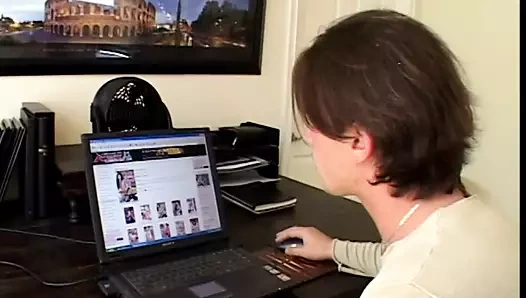 Yaramaz genç narin sarışın güzel bir yarağı emiyor