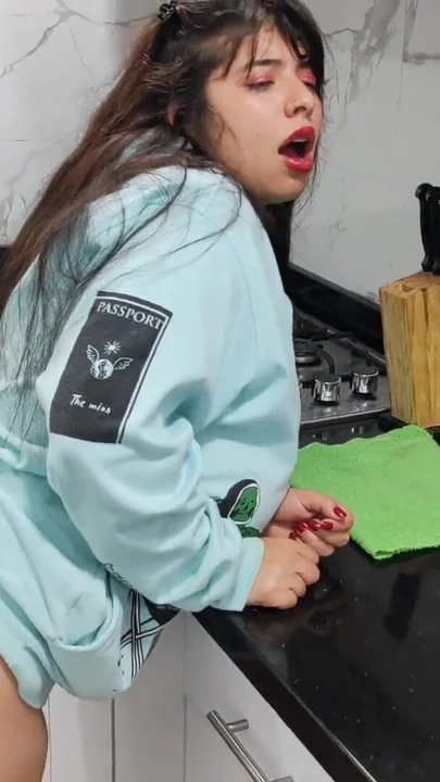 Мощный момент из "Горячий секс на кухне! rioc трахает Дженни после того, как она просит его о помощи в уходе за собой"