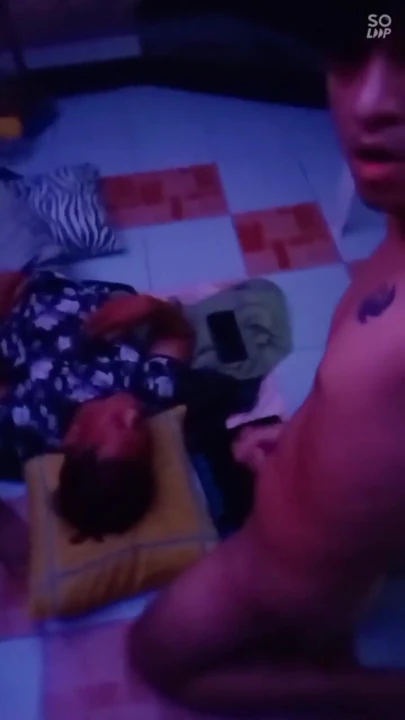 Pinoy Twink dinlenen arkadaşlarımın yanında sert yarağını sıvazlıyor - faphouse'a tam boşalma | Klip 2