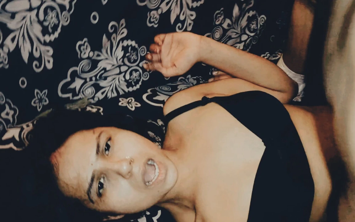 Latika sert seks domaltmalı ve seksi yüz ifadesi