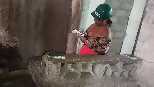 Patron işi denetlemeye gidiyor ve işçiler gelirken mastürbasyon yapıyor ve sonunda boşalıyor