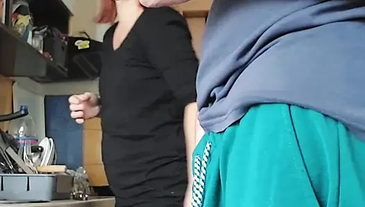 Öğle yemeği hazırlarken mutfakta seks