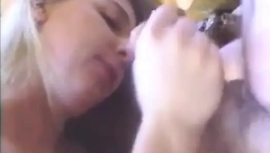 Cette blonde parfaite va te montrer comment elle la suce