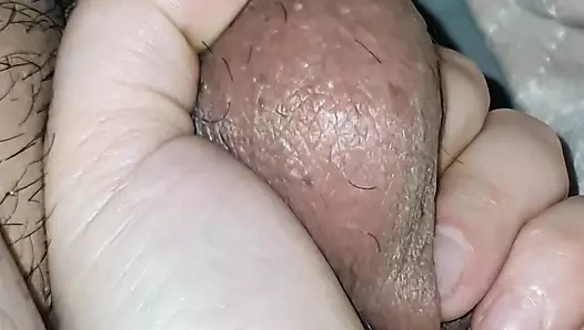 Üvey anne üvey oğlunun yarağını tuttu ve ona elle muamele çekti