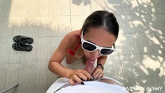 Neredeyse Riskli Sakso Ile Yakalanıyor Ve Komşu Evin Yanında Işiyor