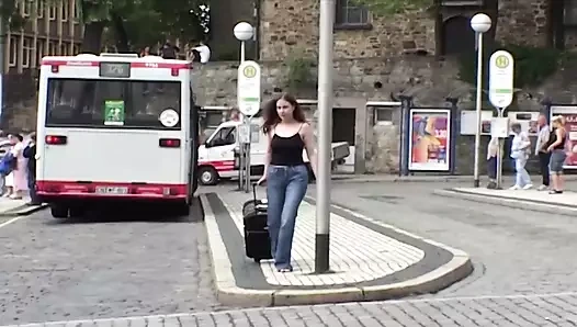 İyi görünümlü Alman bebek tıraşlı amını açık havada siktiriyor