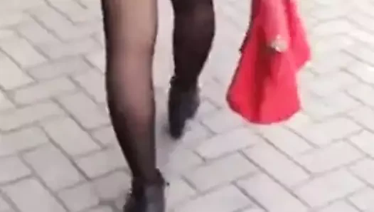 Asyalı kadın çorap yürüyüş ile